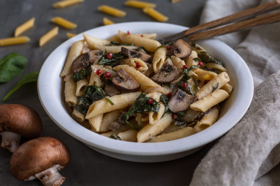 Pasta mit Hummus Sauce, Pilzen und Spinat Veganer Foodblog aus