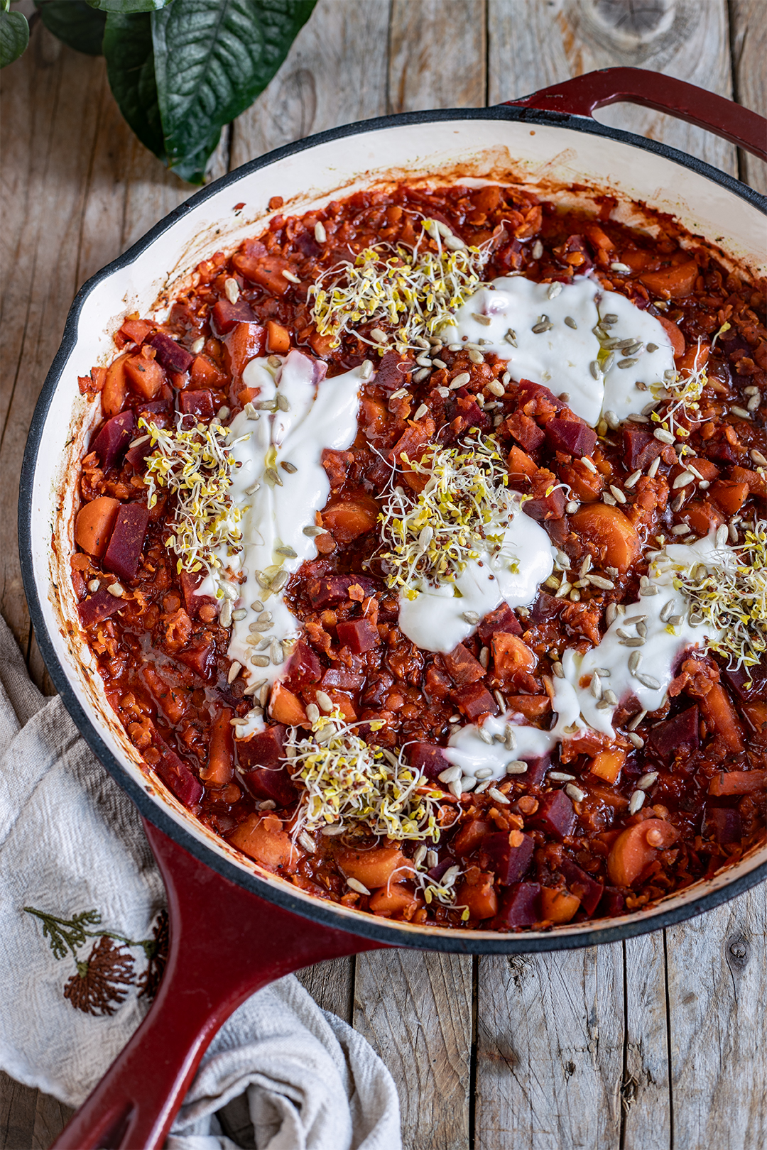 Pinke Linsenpfanne mit Roter Bete und Karotten, garniert mit veganem Joghurt, Sprossen und Sonnenblumenkernen