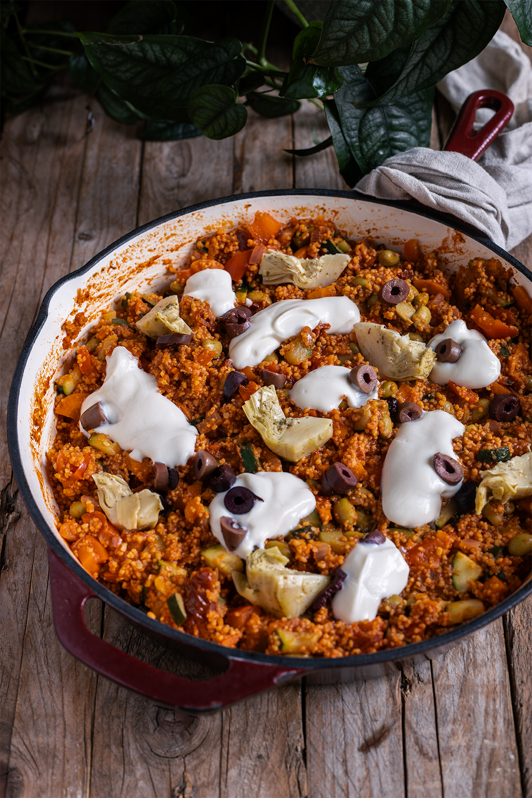 Couscous aus Kichererbsen und roten Linsen mit Paprika, Zucchini und Möhre in tomatiger Sauce