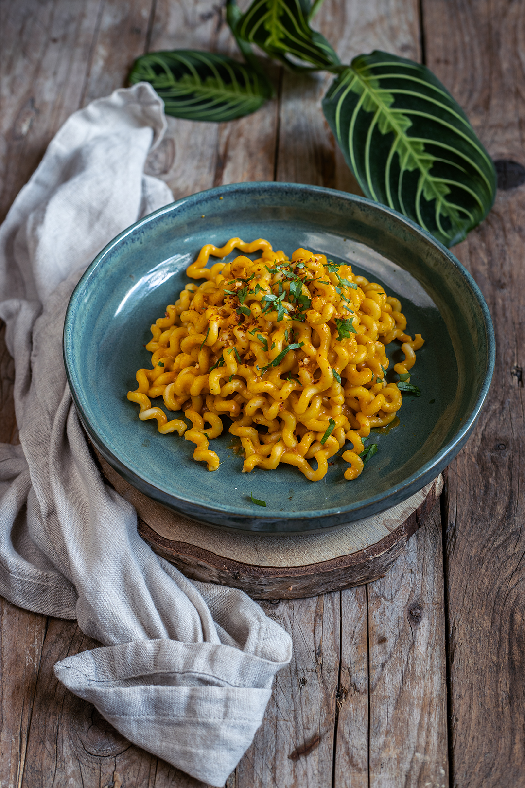 Cremige Curry-Kürbis-Pasta aus dem Ofen mit Koriander und Chiliflocken