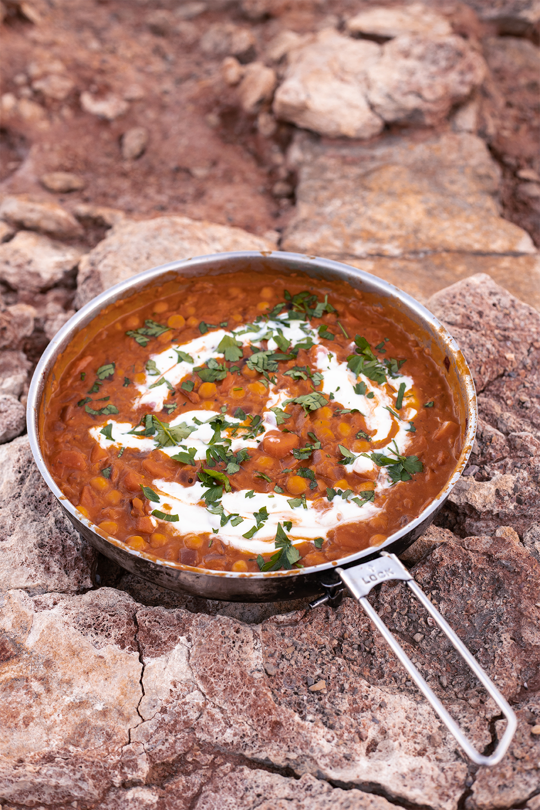 Vegane Möhren Linsen Pfanne mit Sojajoghurt, Petersilie und Zitrone