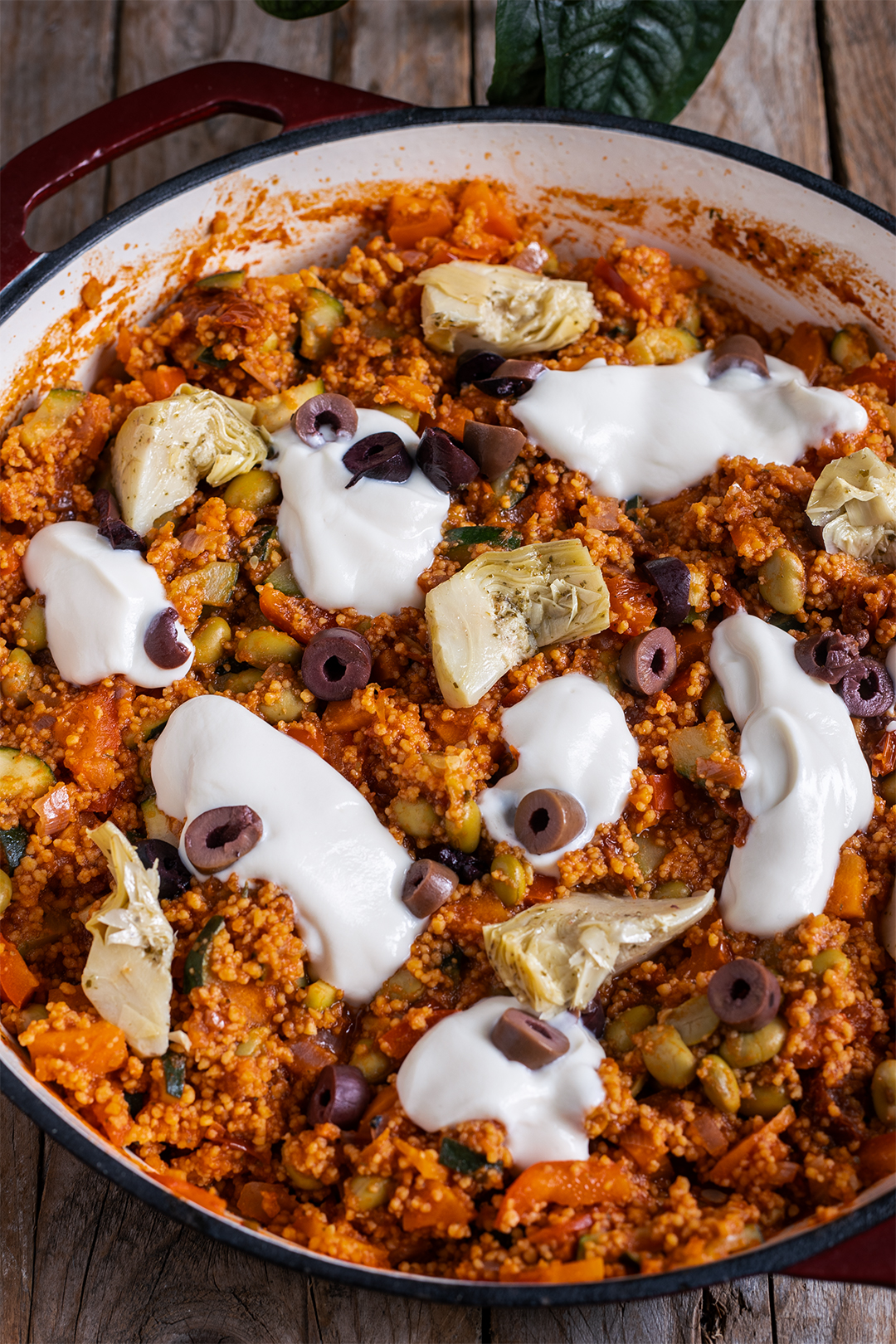 Mediterrane Couscous-Pfanne vegan mit Klecksen Pflanzenjoghurt und schwarzen Oliven