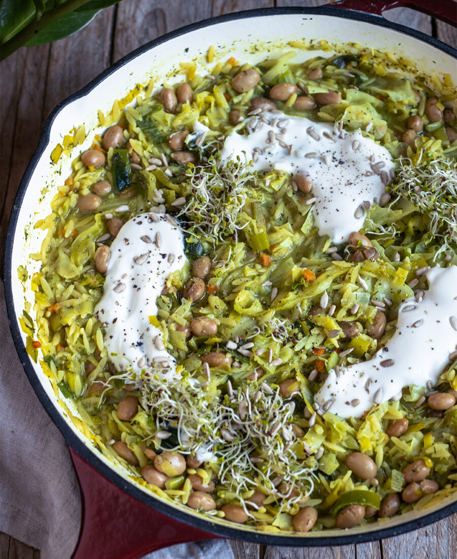 Spitzkohlpfanne mit Bohnen