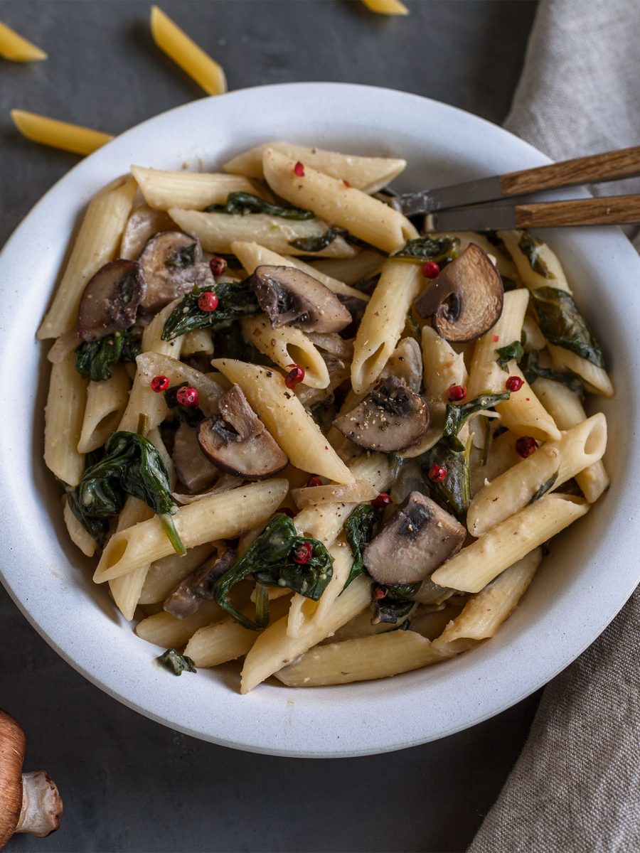 Pasta mit Hummus Sauce, Pilzen und Spinat Vegan Mom by Anna Elisie