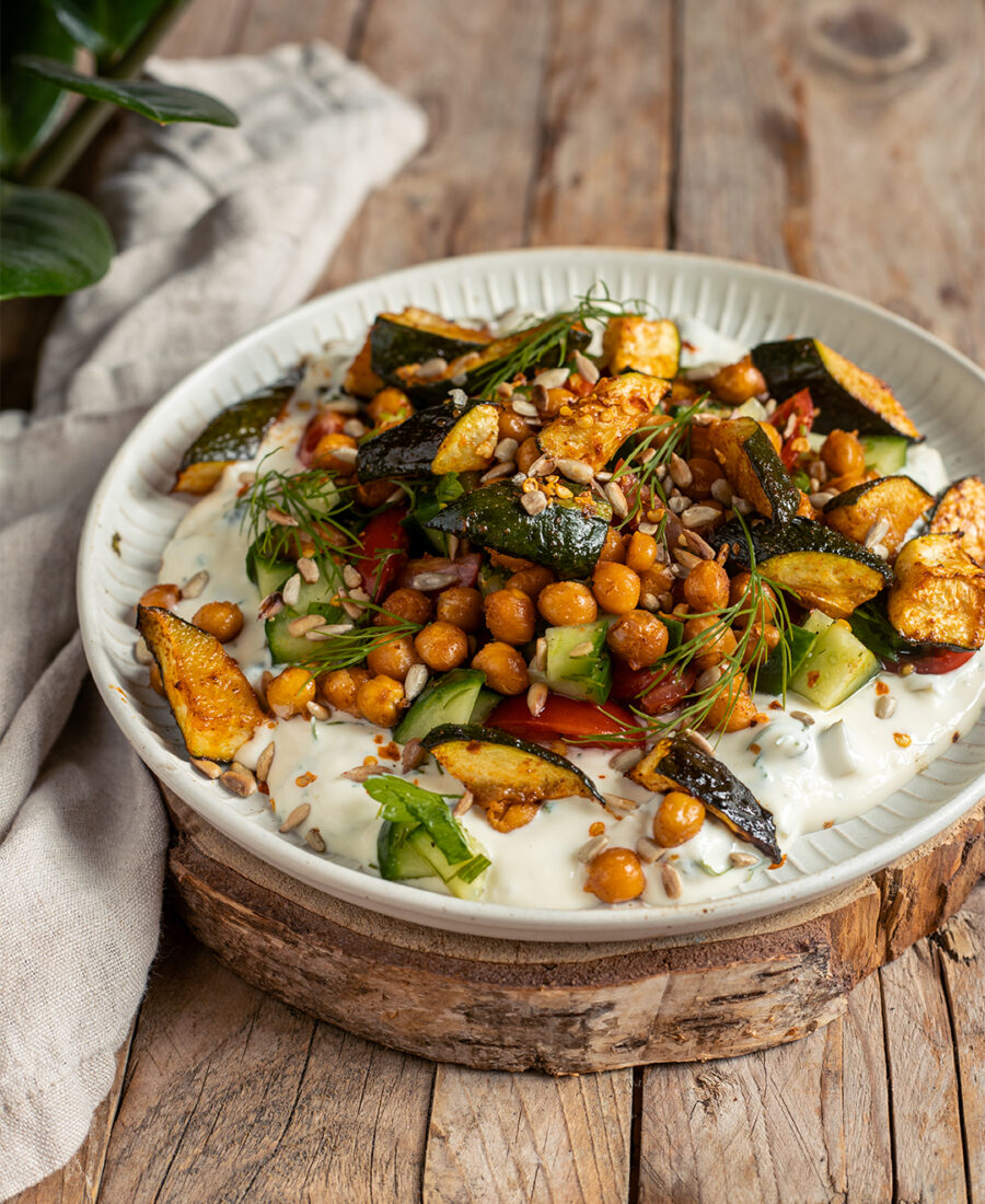 Salat mit Gewürzgurkenquark